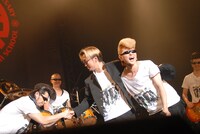 アンコールでは、師弟の絆を感じさせる固い握手がかわされた。