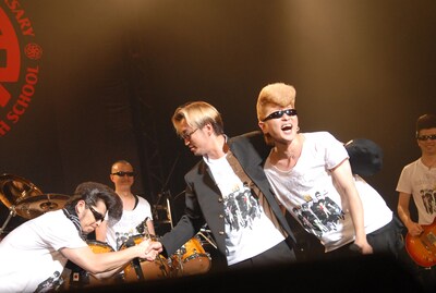 アンコールでは、師弟の絆を感じさせる固い握手がかわされた。