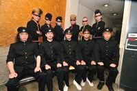 この日の対バンの記念写真。強面の氣志團先輩（写真後列）に見守られて、緊張した面持ちのユニコーン（写真前列）。