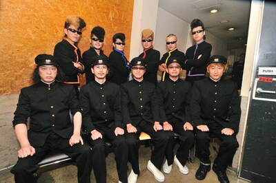 この日の対バンの記念写真。強面の氣志團先輩（写真後列）に見守られて、緊張した面持ちのユニコーン（写真前列）。