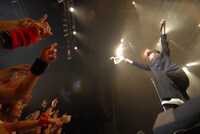 写真はユニコーンのライブの様子。本家本元「SAMURAI 5」演奏中に観客を煽る阿部義晴（写真右）。