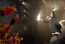 写真はユニコーンのライブの様子。本家本元「SAMURAI 5」演奏中に観客を煽る阿部義晴（写真右）。