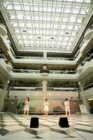 池袋サンシャインシティ噴水広場でパフォーマンスをするTomato n'Pine。