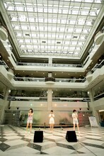 池袋サンシャインシティ噴水広場でパフォーマンスをするTomato n'Pine。