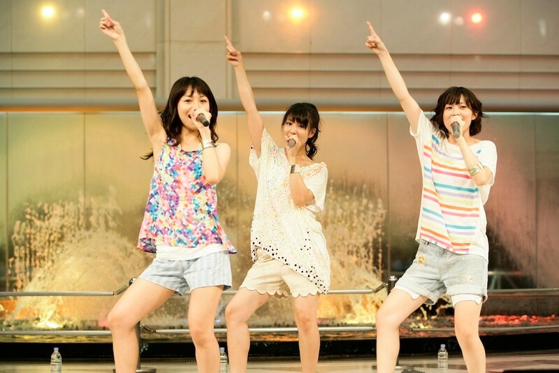 池袋サンシャインシティ噴水広場でパフォーマンスをするTomato n'Pine。