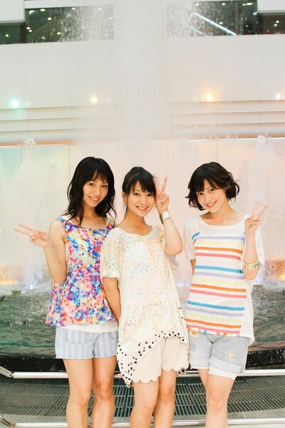 噴水の前で記念撮影するTomato n'Pine。