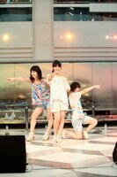 池袋サンシャインシティ噴水広場でパフォーマンスをするTomato n'Pine。