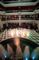 池袋サンシャインシティ噴水広場でパフォーマンスをするTomato n'Pine。