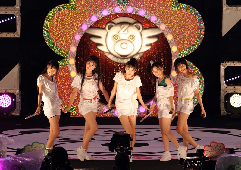 写真はアンコールの様子。心配された空模様も、結局公演中は一度も荒れることなく、ライブ終了直後に大粒の雨が降り出すという奇跡的な強運ぶりを見せた。