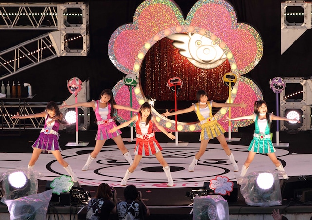 舞台上にはステージドリンクではなく、ラグビーの試合よろしく大きなヤカンが用意され、メンバーはその「魔法のやかん」を使って給水した。