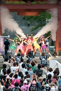 写真は8月20日に行われたライブ「ももいろクローバーZ サマーダイブ2011極楽門からこんにちは」の様子。