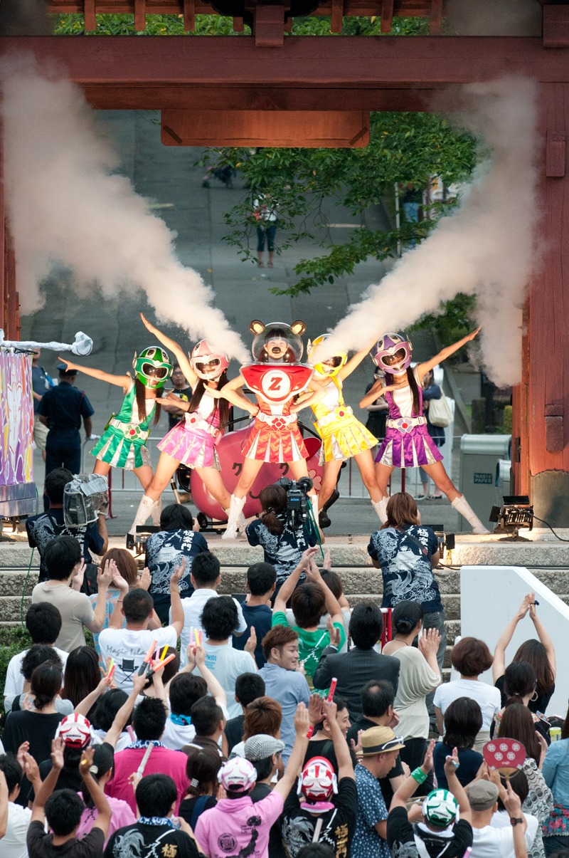 ライブのタイトルどおり極楽門から「こんにちは」するももいろクローバーZ。かなこベアダーは豪快に煙を噴出。