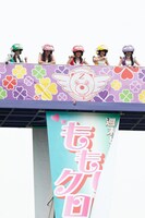 クレーンから客席を見下ろすももクロちゃん。恐怖を感じる高さだ。