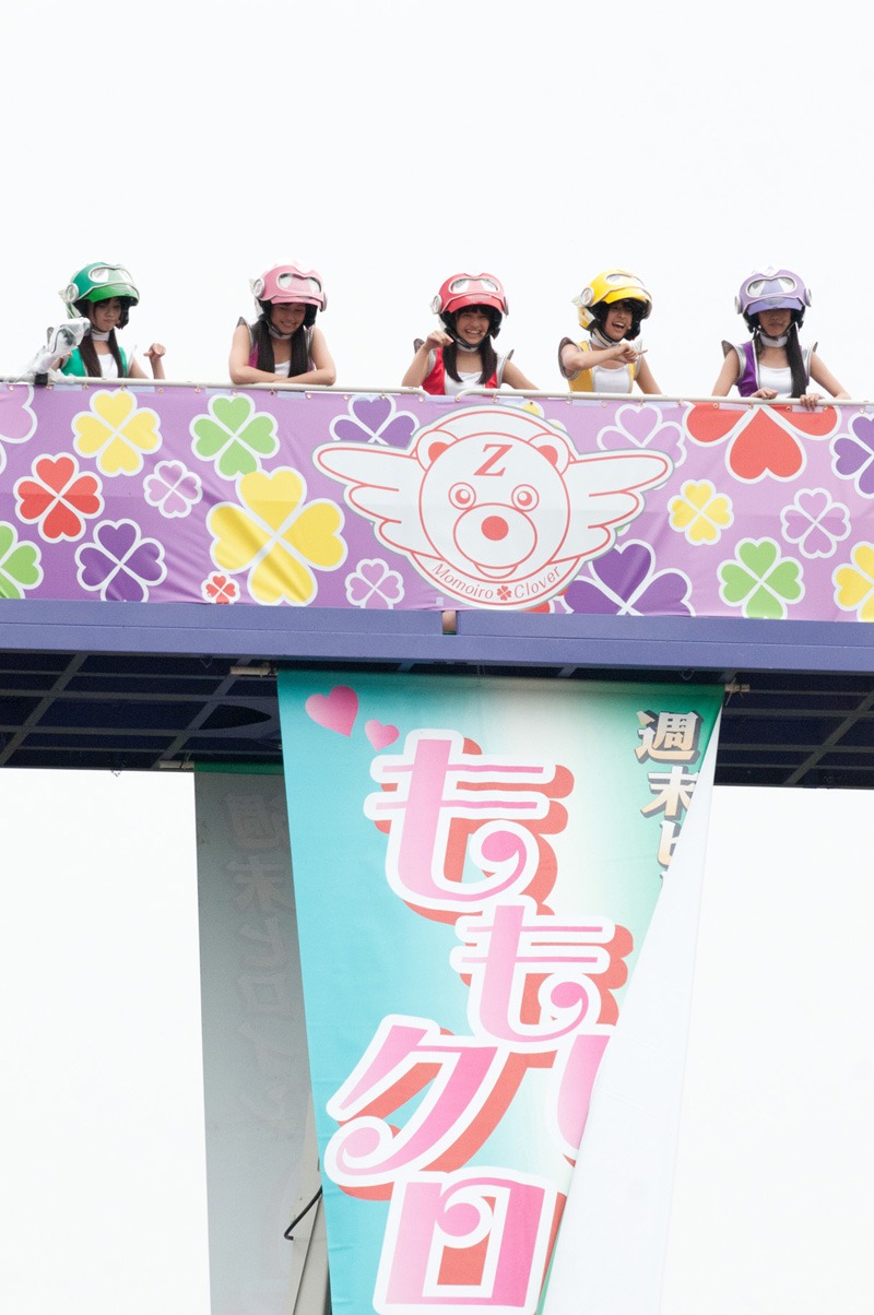 クレーンから客席を見下ろすももクロちゃん。恐怖を感じる高さだ。