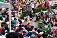 客席通路を駆けるももクロちゃん。腰の低い独特の走行法は「Z伝説 ～終わりなき革命～」のビデオクリップそのままだ。