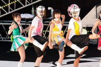 白黒ボーダーの衣装から新作グッズ「Z戦隊Tシャツ」に着替え、すっかり仲間になったものクロ帝国の面々。