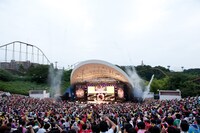 豪快に水しぶきが上がる会場内。