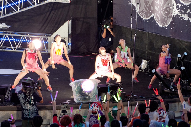 初披露となった「ももクロのニッポン万歳！」では振り付けにも注目が集まった。写真は「飛行機のトイレ！ じゅほーーわっ!!」のシーン。