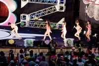 「ももクロのニッポン万歳！」の間奏で飛行機になりきるももクロちゃん。一列に並び、一人ひとり離陸する。