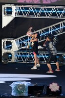 「魔法のやかん」でグビグビと水分補給するしおりん。ショートボブで少し大人びた表情にも見える彼女だが、「喉が乾く年頃なの～！」と中身は相変わらずの野生児＆自由人。