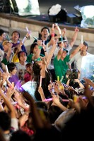 花道を駆け回るももクロの姿にファン大興奮。