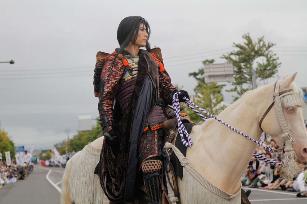 白馬にまたがるGACKT謙信。今年の「謙信公祭」には震災で大きな被害を受けた福島・南相馬市で避難生活を送る人々も招待された。