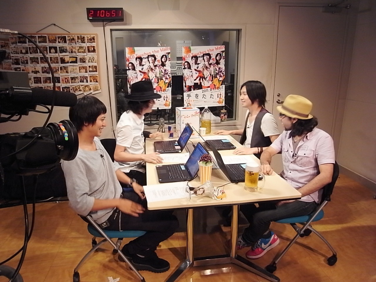 和やかに談笑するNICO Touches the Wallsの4人。