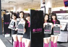 HMVのユニフォームを着用した東京女子流。