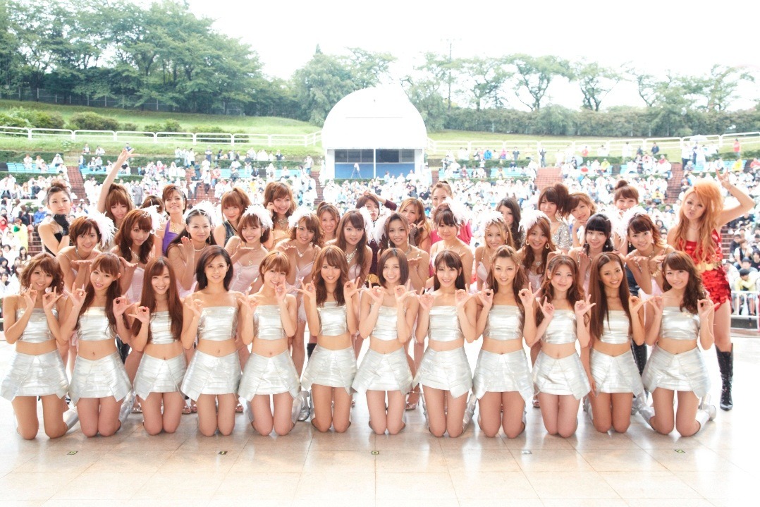 ニューシングル「MIN・MIN・MIN」発売記念全国握手会イベントの模様。