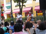 なじみ深い駅前通りでパフォーマンスを行うひいらぎ。