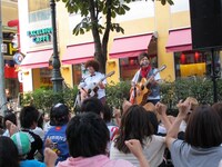 なじみ深い駅前通りでパフォーマンスを行うひいらぎ。