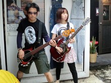 コラボTシャツをおしゃれに着こなすサンダー杉山（写真左）＆亀（右）。