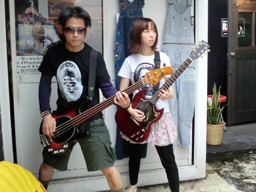 コラボTシャツをおしゃれに着こなすサンダー杉山（写真左）＆亀（右）。