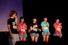 ふかわりょう（写真左）はスマイレージのバックDJを担当。