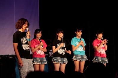 ふかわりょう（写真左）はスマイレージのバックDJを担当。