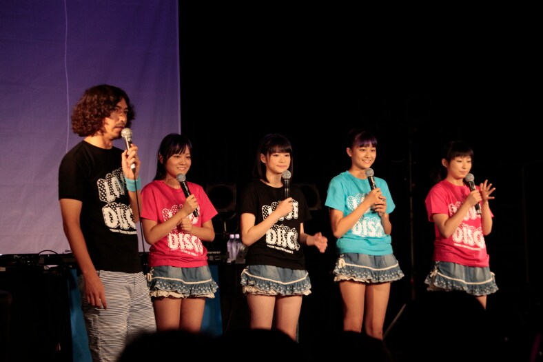 ふかわりょう（写真左）はスマイレージのバックDJを担当。