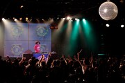 イベント中、ふかわは客席に「LOVE DISCO」のうちわを何度も配っていた。