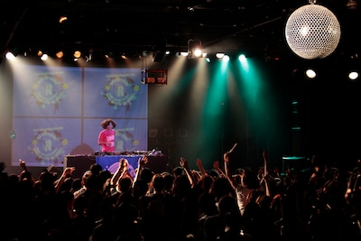 イベント中、ふかわは客席に「LOVE DISCO」のうちわを何度も配っていた。