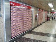 アナザージャケット掲出直後の田園都市線渋谷駅構内。