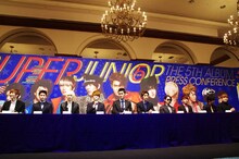 写真はSUPER JUNIORが8月4日に韓国で行った5thアルバム「Mr.Simple」についての記者会見の模様。
