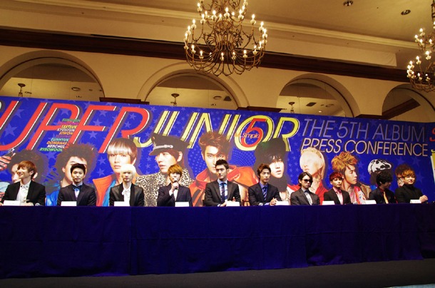 写真はSUPER JUNIORが8月4日に韓国で行った5thアルバム「Mr.Simple」についての記者会見の模様。