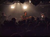 写真は8月19日の「SCRAP SHORT SUMMER TOUR」ファイナル公演の様子。