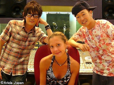 写真左からスガシカオ、土屋アンナ、シーモネーター（SEAMO）。(C)Ariola Japan