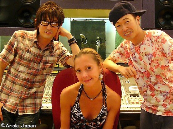 写真左からスガシカオ、土屋アンナ、シーモネーター（SEAMO）。(C)Ariola Japan