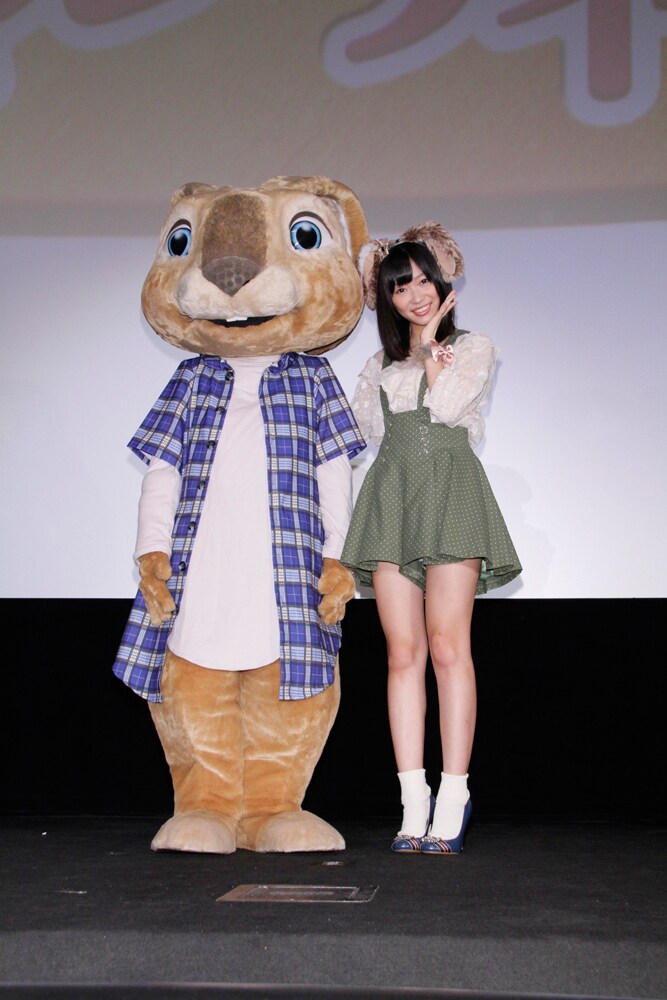 舞台挨拶に登場したうさぎのイービー（写真左）と指原莉乃（右）。