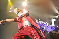 綾小路翔（写真左）は「ロックンロールは強制じゃない！ 自由だ！」と言いつつ、オーディエンスに「One Night Carnival」の合唱を強要。