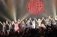 アンコールで観客に挨拶するFANTA BANDと氣志團。