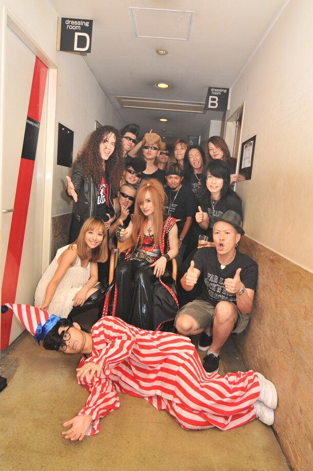ライブ後に記念撮影するFANTA BANDの面々と氣志團、Takamiyとそのサポートメンバー。
