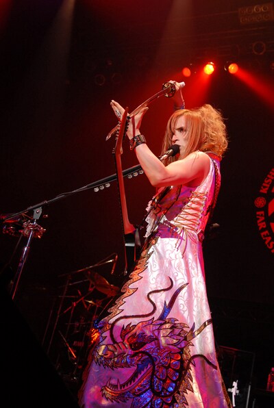 「夜桜お七」では日本刀を振り回すパフォーマンスを見せたTakamiy。