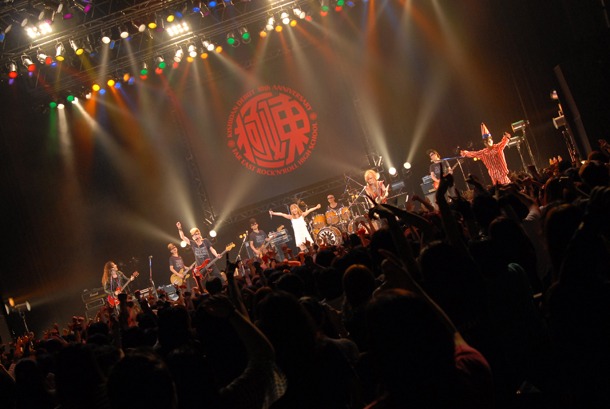アンコールで「Fantastic Love」を演奏するFANTA BANDと氣志團。